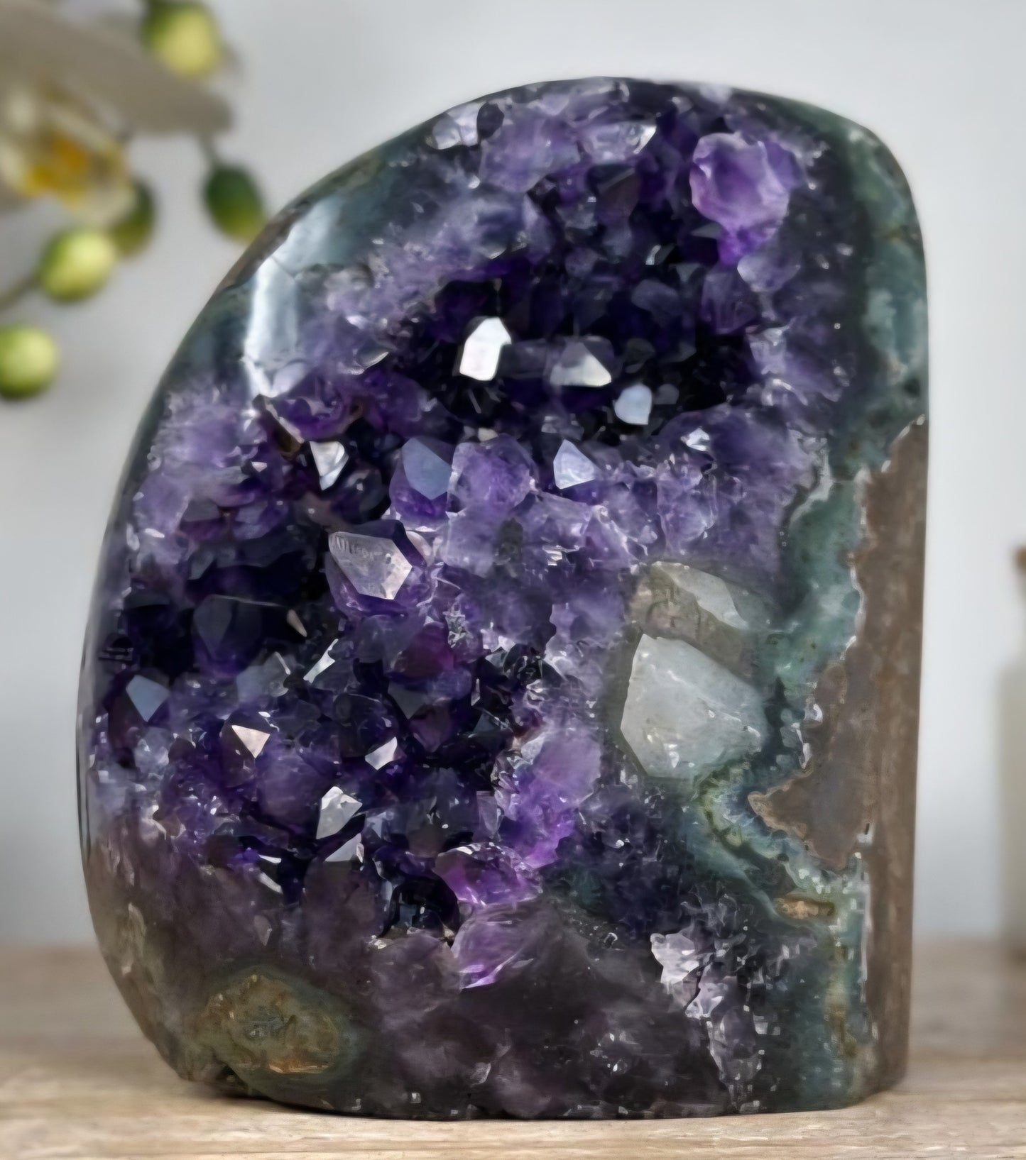MÅNEDENS UTVALGTE / Deep Purple Amethyst Geode with Green Jasper Matrix, 12x10cm - CBP1090