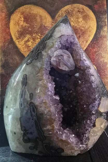 MÅNEDENS UTVALGTE / Huge Amethyst Stone Flame Carving with Calcite Crystal - 2.2KG - 19x16.5cm - FST0036