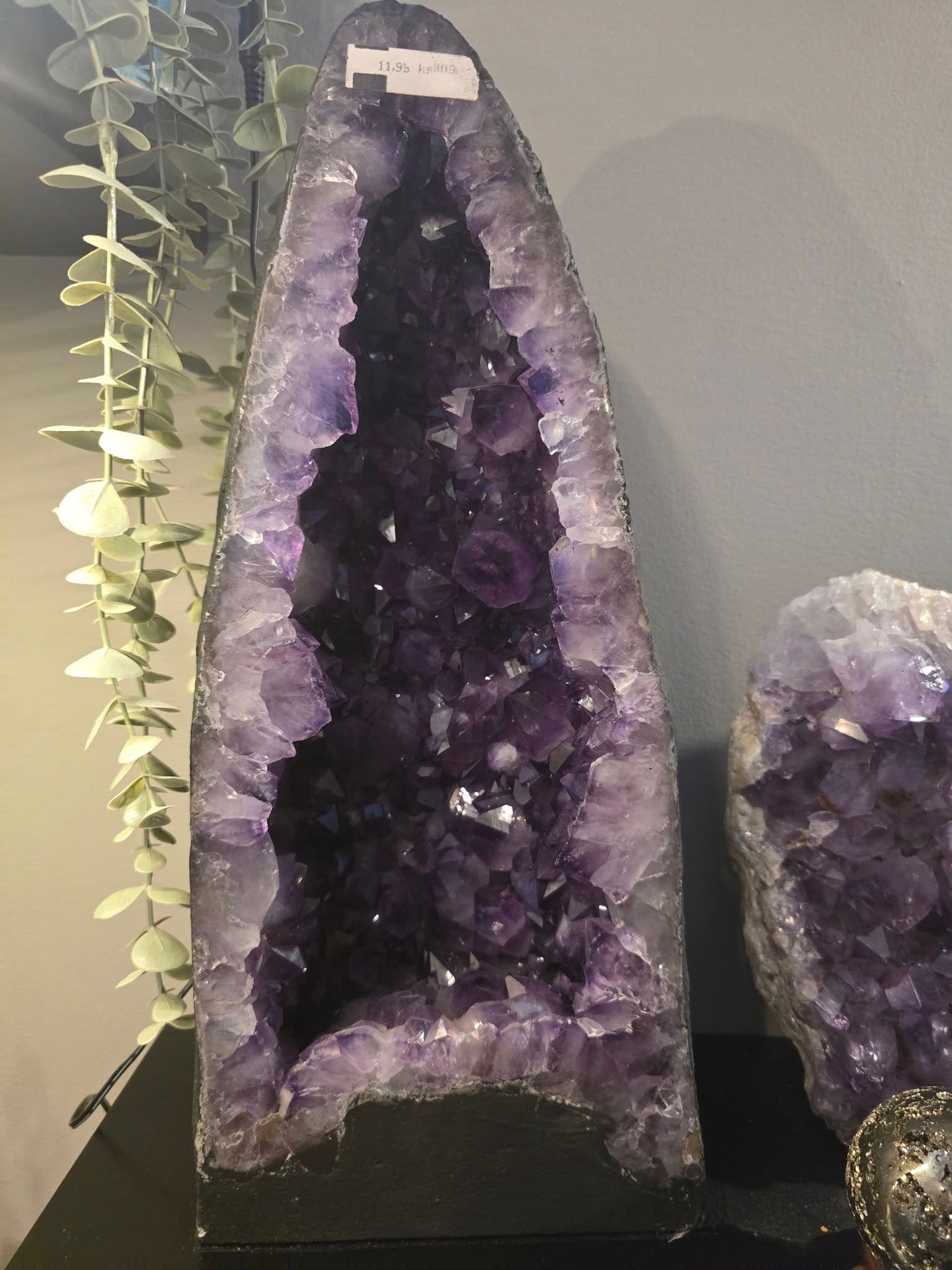 MÅNEDENS UTVALGTE / AAA+ Stunning Natural Uruguay Amethyst Cathedral Design, ca 17kg - 57x19cm inkl. handmade trebase