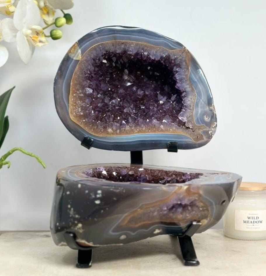 MÅNEDENS UTVALGTE / Beautiful Uruguay Blue Banded Agate & Amethyst Geode inkl. stativ - 6kg - 26.5Hx20Bx13.5cm