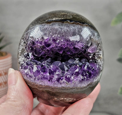 Uruguay Ametyst "Open Smiling" Geode AAA+ kvalitet, ca. 250gram, 40 - 50mm