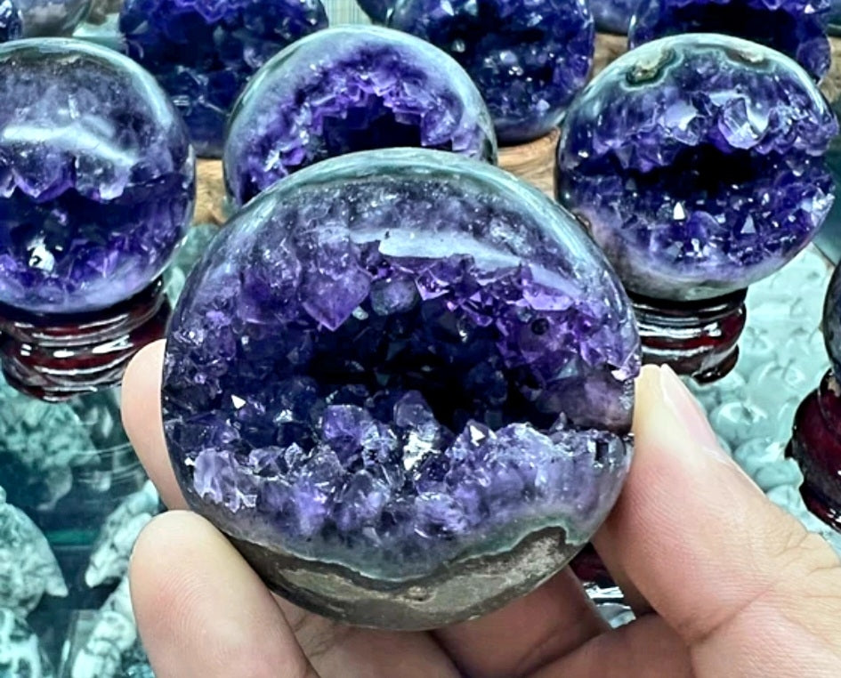 Uruguay Ametyst "Open Smiling" Geode AAA+ kvalitet, ca. 400gram, 50 - 60mm