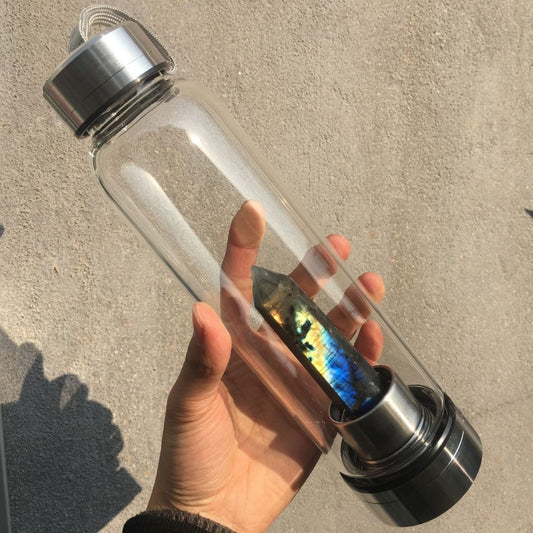 Vannbeholder 0.6liter flaske i glass med Labradorit Tårnkrystall